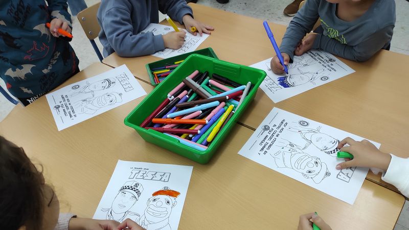 los niños dibujan al poli manolo